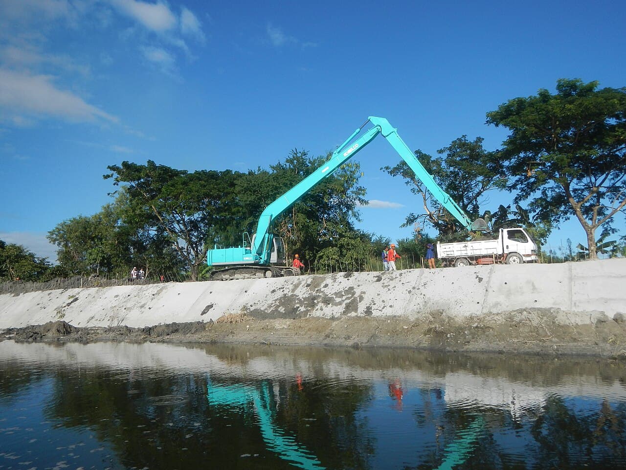 The Kilgharrah 600 mobile hydraulic trash-rack cleaning machine on site in Kenya